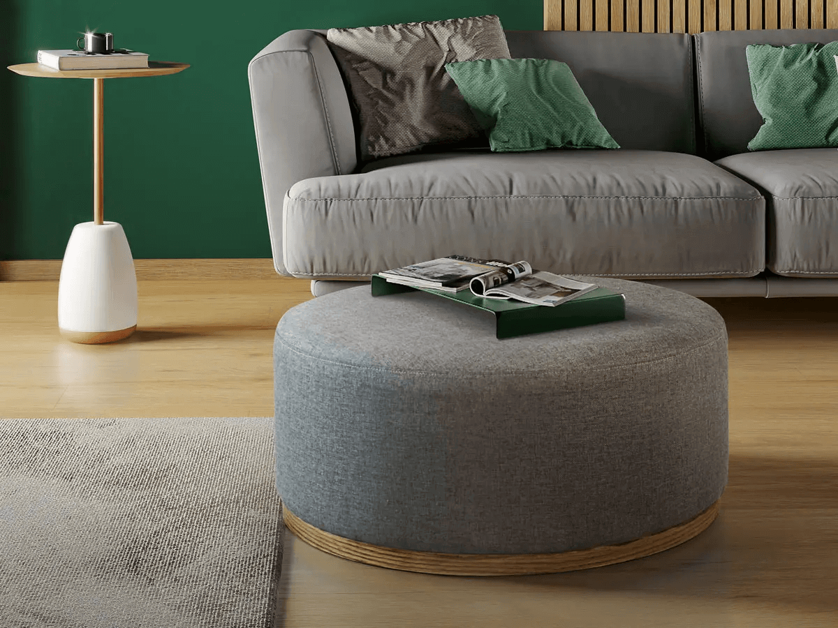 Puff solução para ambientes pequenos - imagem de um puff elegante e compacto próximo a um sofá em um ambiente pequeno e bem decorado.